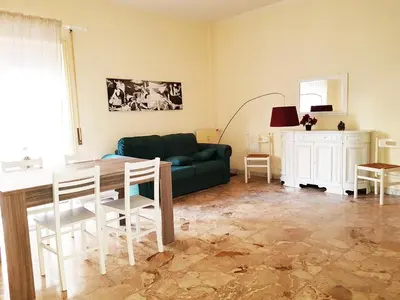 a living room with a green couch and a table at Casa de mi Zia in Rome