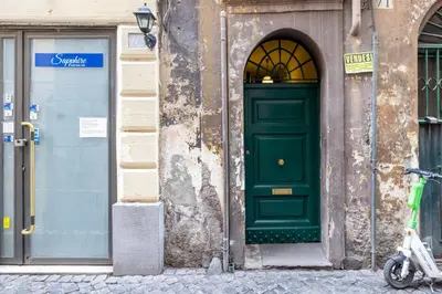 a green door on the side of a building at Leonina Apt - Colosseum in Rome