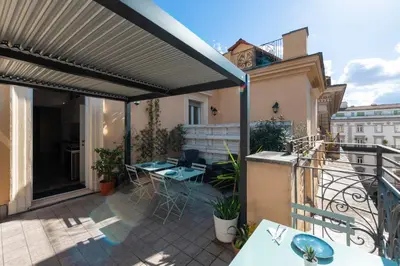 a patio with a table on a balcony at Hotel de' Clementi in Rome