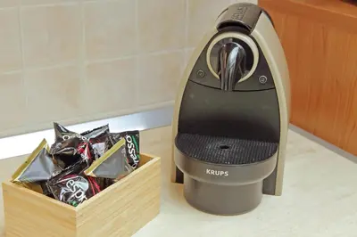 a coffee maker next to a box of candy at FleminHouse a soli 10 min da San Pietro in Rome
