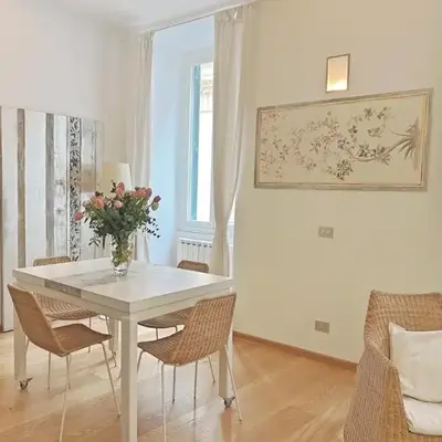 Via Giulia apartment / historic center of Rome