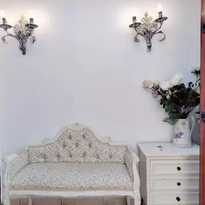 a room with a bench and a table with a vase of flowers at Appartamento Eleonora in Rome