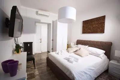 a bedroom with a bed and a flat screen tv at Comfort in Centro, benvenuti nella Cosy House in Rome