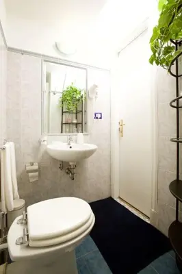 a bathroom with a toilet and a sink at Comfort in Centro, benvenuti nella Cosy House in Rome