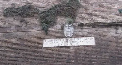 a sign on the side of a brick wall at Porta Labicana House -10 minutes from Termini Station in Rome