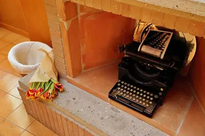 an old fashioned typewriter in a corner of a room at Appartamento 