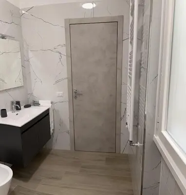 a bathroom with a shower with a glass door at Casa Giorgia a 4 fermate metro dal Vaticano in Rome