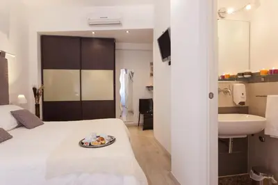 a large pink bed with two white towels on it at Relais 155 Guest House in Rome