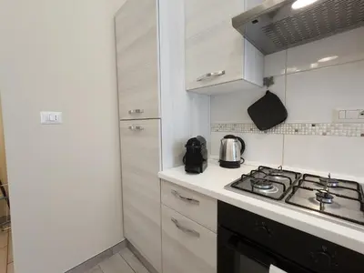a kitchen with a stove and a counter top at Beatrice's House Spa Bath Privata e Parcheggio Gratuito a Roma in Rome