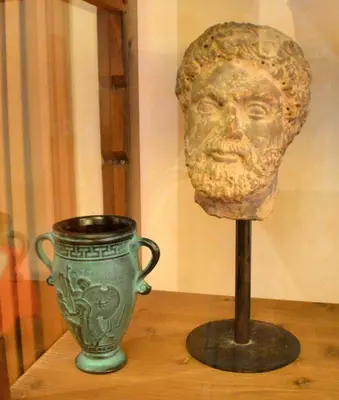 a statue of a head on a stand next to a vase at Casa Vacanze Zio Gionni in Rome