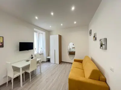 a living room with a couch and a table at SpecchiamoR in Rome