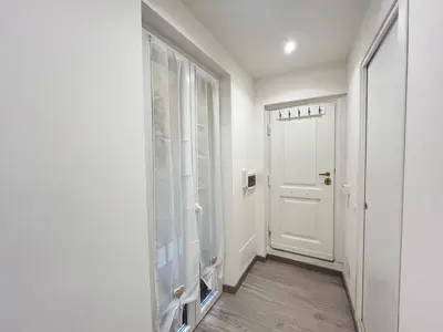 a hallway with white walls and a white door at SpecchiamoR in Rome