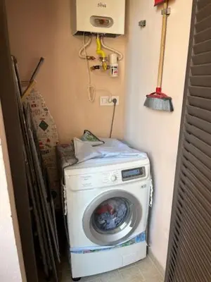 a washer and dryer in a small room at Casa Dalia in Rome