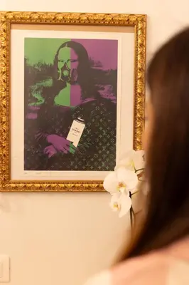 a person looking at a painting on a wall at De Vince Suites - Luxury Rooms - Roma Termini in Rome