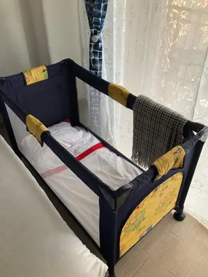 a toddler bed in front of a window at casa celeste, Roma in Rome