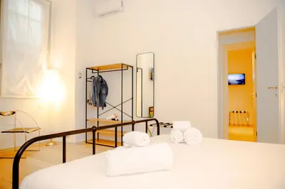 a room with a bed with a mirror and towels at Magikrooms Kandy in Rome