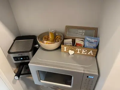 a microwave with a bowl of food and a grill at Niky House Roma in Rome