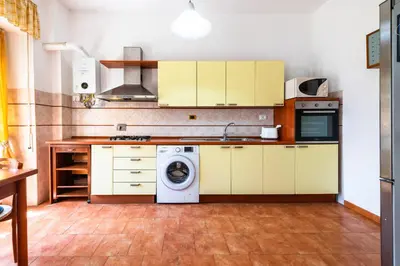 a kitchen with a washer and a washing machine at Re di Roma Lodge in Rome