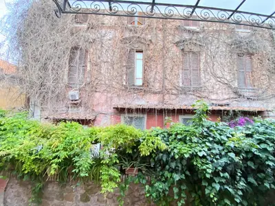 an old brick building with plants in front of it at Red House Trastevere San Pietro Bambin Gesú Sant Onofrio Appartamento Roma in Rome