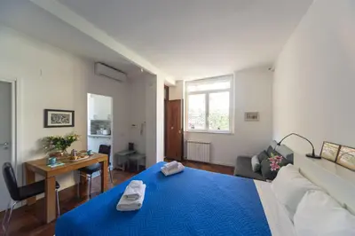 a living room with a couch and a blue rug at Villino San Cosimato, nel cuore di Trastevere in Rome