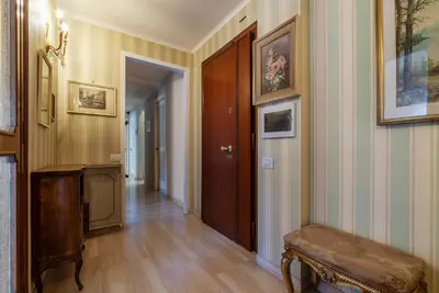 a hallway with a door and a bench in a room at GuestHost - Villa Pamphili & Vaticano Cozy Apartment in Rome