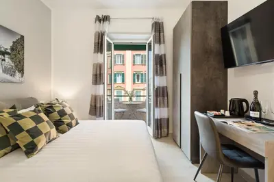 a bedroom with a bed and a desk in a room at Clodio Welcome - 5 camere arredate con bagno interno - zona comune - condizionatori - in Rome