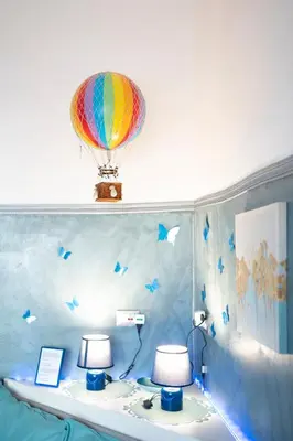 a room with two lamps and a hot air balloon at Interno 6 in Rome