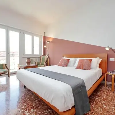 Comfy home for family next to Metro