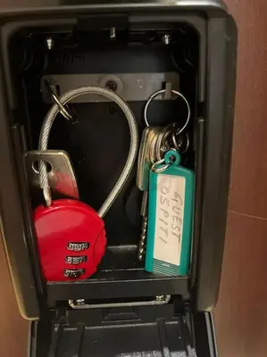 a container with a bunch of keys and a tag at Appartamento con giardino tra San Pietro e Stadio Olimpico Roma in Rome