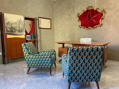 a room with two chairs and a table and a mirror at casa galleria d'arte in Rome