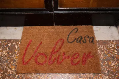 a door mat with the words casa junior written on it at Casa Volver in Rome