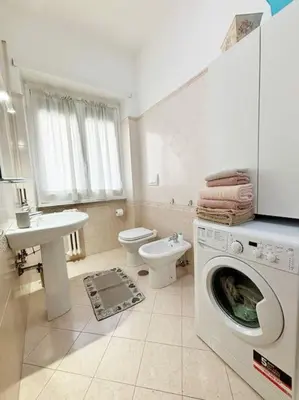a bathroom with a washing machine and a toilet at PR - appartamento in centro a Roma in Rome