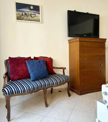 a living room with a bench and a tv at PR - appartamento in centro a Roma in Rome