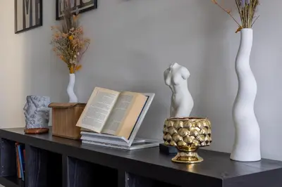 a table with books and vases on top of it at Radio Guest House Intero Appartamento Moderno A Trastevere in Rome