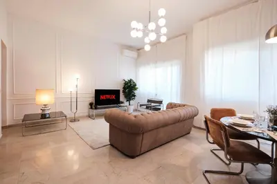 a living room with a couch and a table at Elegante appartamento con 3 Camere da letto vicino il Centro in Rome