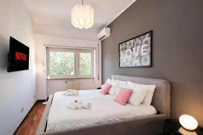 a bedroom with a bed with stuffed animals on it at Elegante appartamento con 3 Camere da letto vicino il Centro in Rome