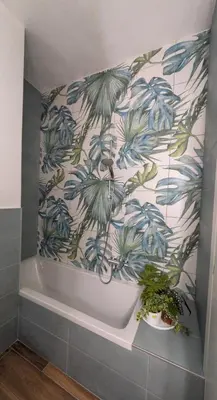 a bathroom with a blue and white wall at Giorgina Garden&Rooms in Rome