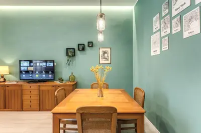 a dining room with a table and a tv at Pretorius Charming New Apt in Rome