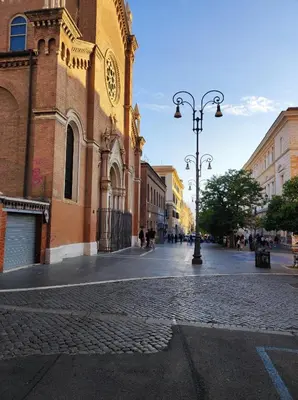 a cobblestone street in front of a building at Appartamento a San Lorenzo Netsuhe in Rome