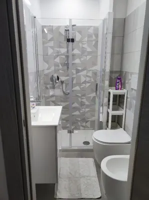 a bathroom with a shower and a toilet and a sink at Appartamento a San Lorenzo Netsuhe in Rome