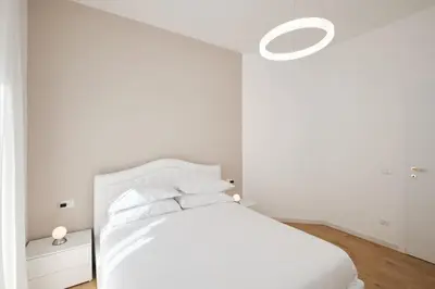 a white bedroom with a white bed and a white ceiling at 20 Minuti Vaticano - Nido Romano Shopping Folkoristico by Hôtea in Rome