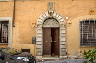 a building with a door and a car parked in front at Daplace - Villetta Sant'Onofrio in Rome