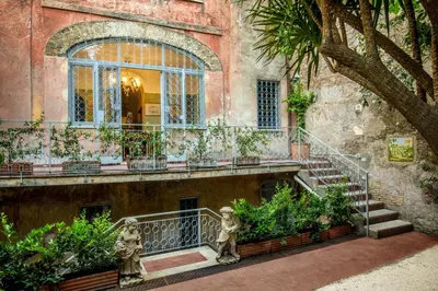 a building with a staircase and a window at Daplace - Villetta Sant'Onofrio in Rome