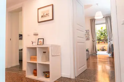 a room with a white wall and a shelf at Il giardino di San Pietro - 10 minuti dai Musei Vaticani in Rome