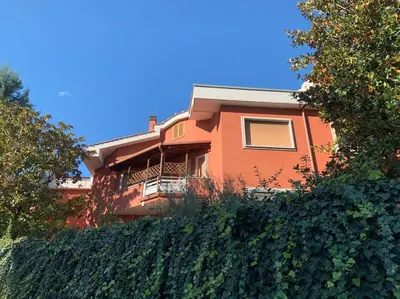 a orange house on top of a hedge at Bellissimo Appartamento- metro Battistini - Vaticano - 120mq in Rome