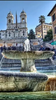 a water fountain in front of a large building at A 10 min da San Giovanni Casa Indipendente in Rome