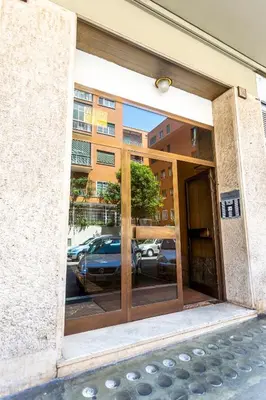 a reflection of a car in the window of a building at Naos C&G Hospitium in Rome
