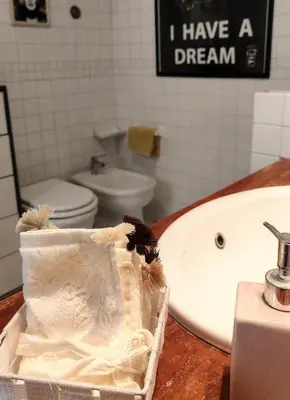 a bathroom with a sink and a bath tub at casa Gesi in Rome