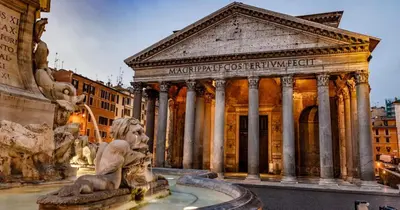 a building with a fountain in front of a building at Rosetta Lovely House - Pantheon - Roma in Rome