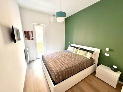 a bedroom with a bed and a green wall at La Casa di Casa - il tuo posto speciale in Rome